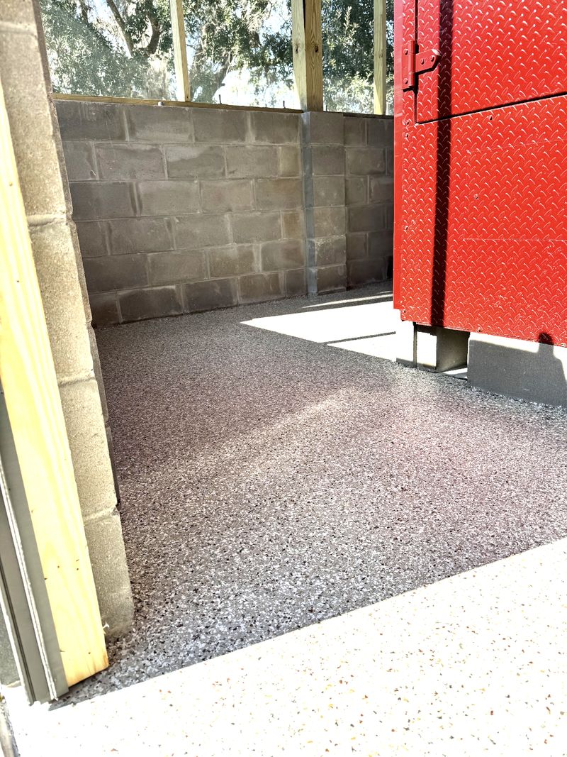 Flake floor with red diamond plate